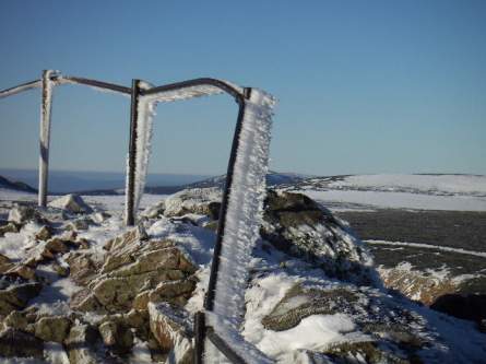 Vereistes Geländer auf der Schneekoppe